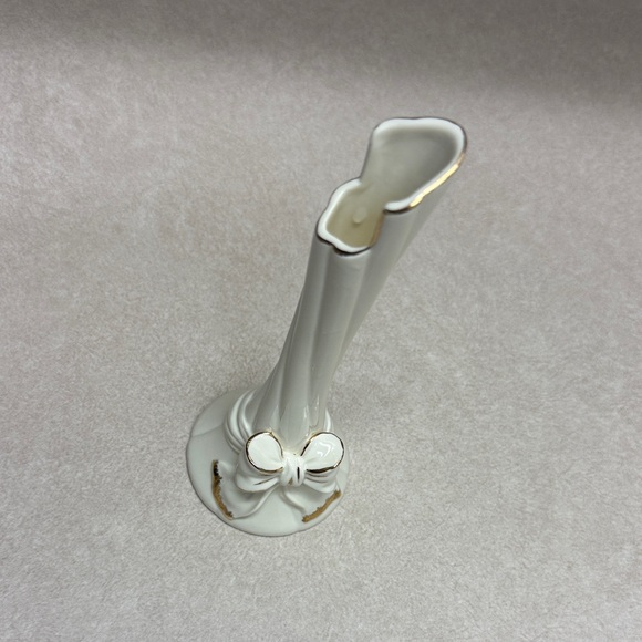 Elegant Cream Ceramic Vase with Bow Accent - Picture 3 of 5